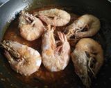 รูปขั้นตอนการทำที่ 5 ของ กุ้งทอดผัดซอสไข่เค็ม