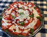 Une image de l'étape 8 de Salade de tomates sauce crème, basilic et fleurs d ail du jardin.