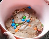 Foto del paso 5 de la receta: Galletitas con chips de chocolate y rocklets 🍪