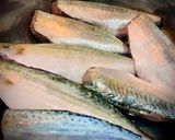 A picture of step 1 of Braised Mackerel with Bamboo Shoots.