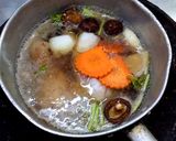 รูปขั้นตอนการทำที่ 3 ของ ไก่ตุ๋นเห็ดหอม