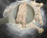 Gambar langkah 2 resipi Sup Kaki Ayam.