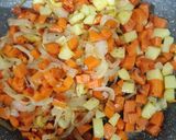 Foto del paso 3 de la receta: Merluza a la plancha con verduritas a la mantequilla en salsa marinera