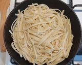 Фото кроку 2 до Локшина з морепродуктами в вершковому соусі.