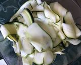 Une image de l'étape 4 de Tagliatelles de courgette et concombre marinés herbes ail et citron.