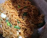 Foto langkah ke 10 dari resep Mie Biasa, Jadi Luar Biasa | Mie Goreng Bumbu Racik.