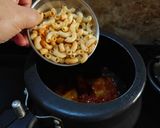 A picture of step 3 of Macaroni With Potato Curry.