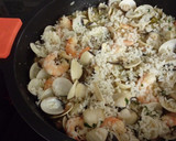 Foto del paso 13 de la receta: Arroz salteado con navajas, almejas y langostinos