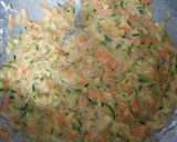 Foto del paso 5 de la receta: 🥧Pastel de calabacín 🥒y zanahorias 🥕 ralladas 🍅🧀