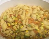 Foto del paso 4 de la receta: Pasta con calabacitas, elote y jitomate