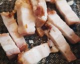 รูปขั้นตอนการทำที่ 2 ของ ดอกหอมผัดหมูกรอบ