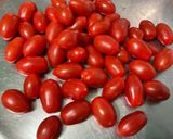 Une image de l'étape 1 de Salade de tomates cerises bicolores à la mozzarella, persil et crème de balsamique.