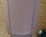 Foto del paso 3 de la receta: Licuado de frutillas y banana con leche