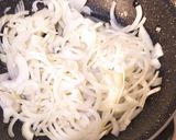 Sertésszelet karamellizált hagymás gombás tejfölös szószban recept fázis 1 fotója