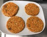 Une image de l'étape 8 de Galettes de carottes aux courgettes, herbes et emmental.