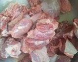 A picture of step 1 of Alo gosht.
