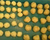 Foto langkah ke 3 dari resep Bolen pisang coklat keju empuk.