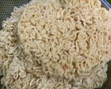 Hình bước làm 2 của món Mì Gói Xào Ốc Móng Tay