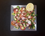Foto del paso 4 de la receta: Ensalada de pulpo con tomate, aguacate y rabanitos