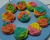 Foto langkah ke 7 dari resep Bolu Bunga Rainbow Kukus.