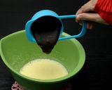 Foto langkah ke 3 dari resep TANPA TERIGU TANPA MIXER TANPA OVEN | CAKE KETAGIH SUPER LEMBUT.