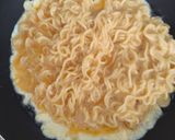 Foto langkah ke 4 dari resep Omelette mie.