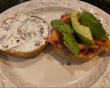 Foto del paso 4 de la receta: Bagel con salmón y aguacate