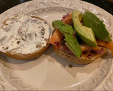 Foto del paso 4 de la receta: Bagel con salmón y aguacate
