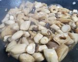 Hình bước làm 2 của món Nấm đùi gà, mì căn kho lá quế