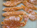 Cascaritas de naranja escarchadas