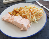 Foto del paso 6 de la receta: Salmón escalfado con patatas asadas y ensalada de col