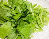 Hình bước làm 1 của món Cải bẹ xanh xào sả
