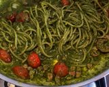 Foto del passaggio 4 della ricetta Spaghetti al pesto di rucola, con pomodorini e pancetta