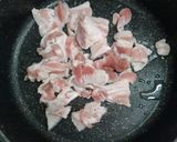 รูปขั้นตอนการทำที่ 1 ของ หมูต้มมันฝรั่งเส้นบุก (肉じゃが)