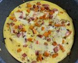 Hình bước làm 4 của món Trứng chiên (pizza phiên bản trứng)