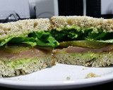 Foto del paso 7 de la receta: Sándwich de aguacate, salmón ahumado y pepinillos ♡