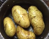 Foto del paso 1 de la receta: Papas rellenas con ensalada mixta 🥗🥔