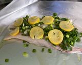 Une image de l'étape 6 de Filets de merlu blanc aux cebettes, citron confit et épices.