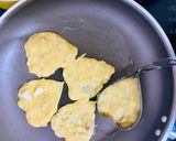 Hình bước làm 3 của món Bánh chuối kẹp phô mai chà bông