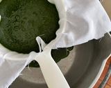 A picture of step 3 of Wild garlic oil.