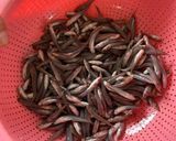 Hình bước làm 1 của món Cá bống kho tiêu