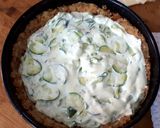 Foto del passaggio 9 della ricetta Crostata formaggio e zucchine con pane di recupero