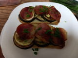 Tostas de verduras asadas con lomo embuchado