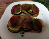 Foto del paso 4 de la receta: Tostas de verduras asadas con lomo embuchado