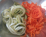 Foto del paso 1 de la receta: Spaguettis de zanahoria y calabacín con huevo