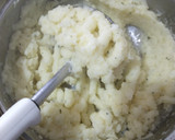 Foto del paso 4 de la receta: Bombas de papas crocantes sin tacc rellenas de jamón y queso