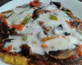 Foto del paso 6 de la receta: Pizza de champiñones y pimientos con masa de zanahoria y coliflor🍕🧀🍳🥕🍄‍🟫🫑