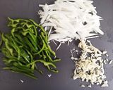 Foto del paso 4 de la receta: Tallarines chinos con gambas y cerdo