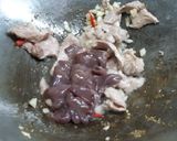 รูปขั้นตอนการทำที่ 3 ของ หมูตับผัดพริกหนุ่ม