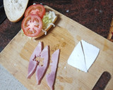 Foto del paso 1 de la receta: Medio bocadillo de escarola, tomate, jamón y queso tierno